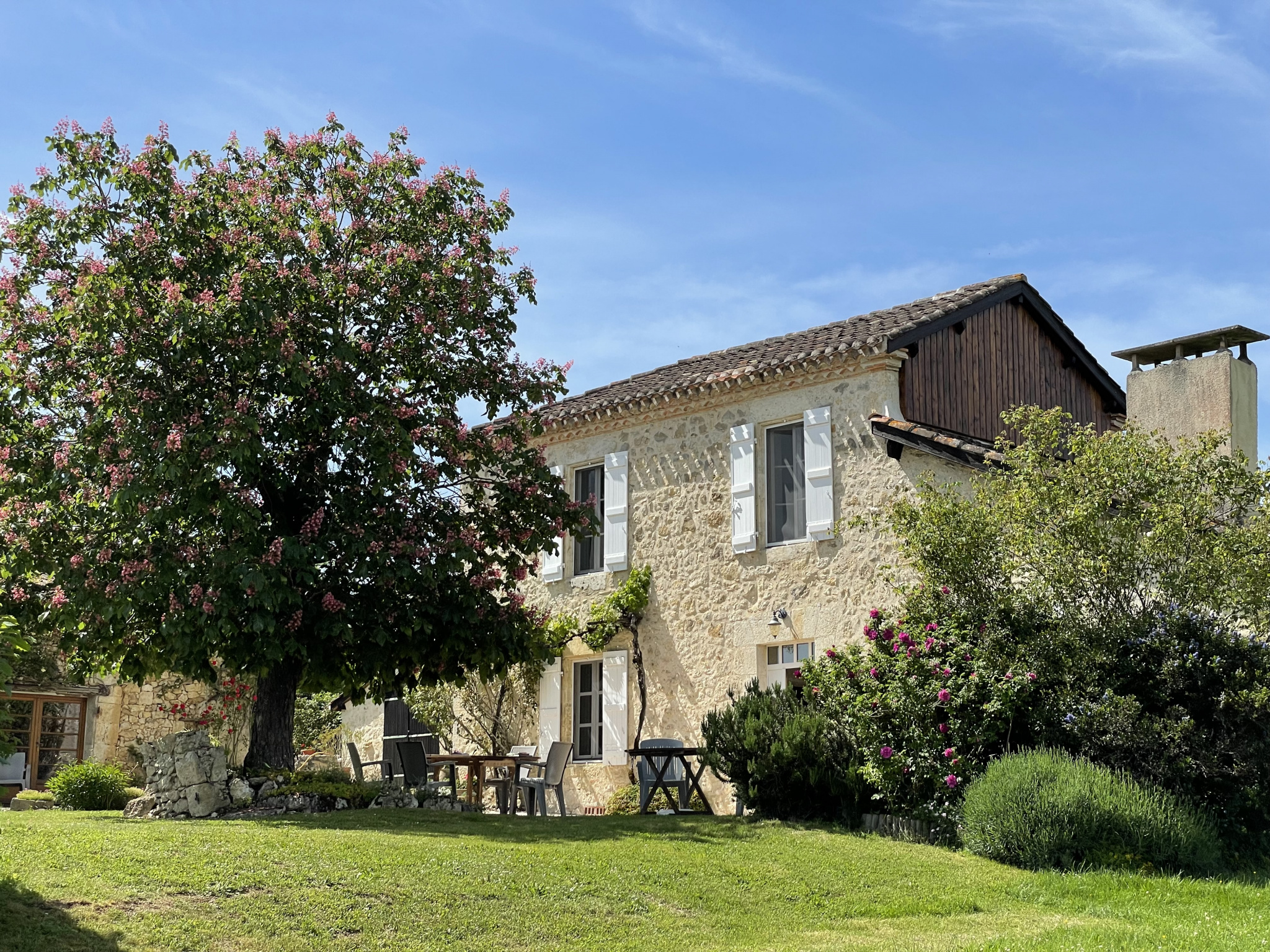 GASCON HOUSE and GUEST HOUSES IN ITS PARK WITH SWIMMING POOL AND NICE OPEN VIEWS