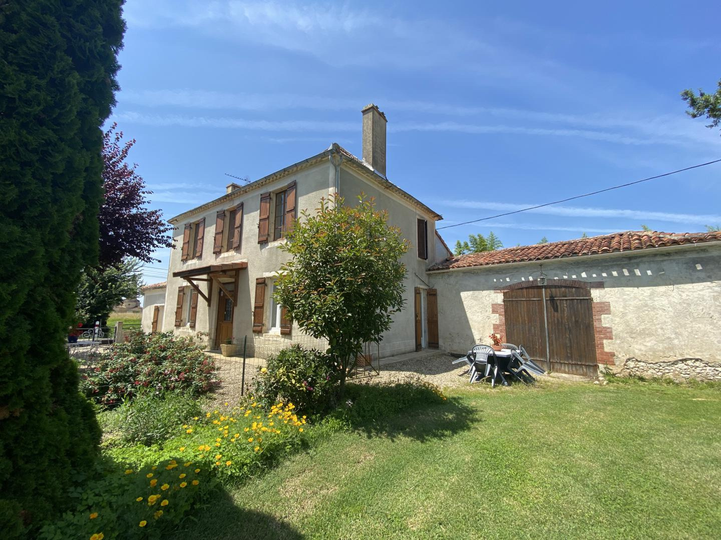 MAISON GASCONNE - GASCON HOUSE WITH OUTBUILDINGS on a 3600msq.m plot of LAND 7mns and 10mns FROM SHO