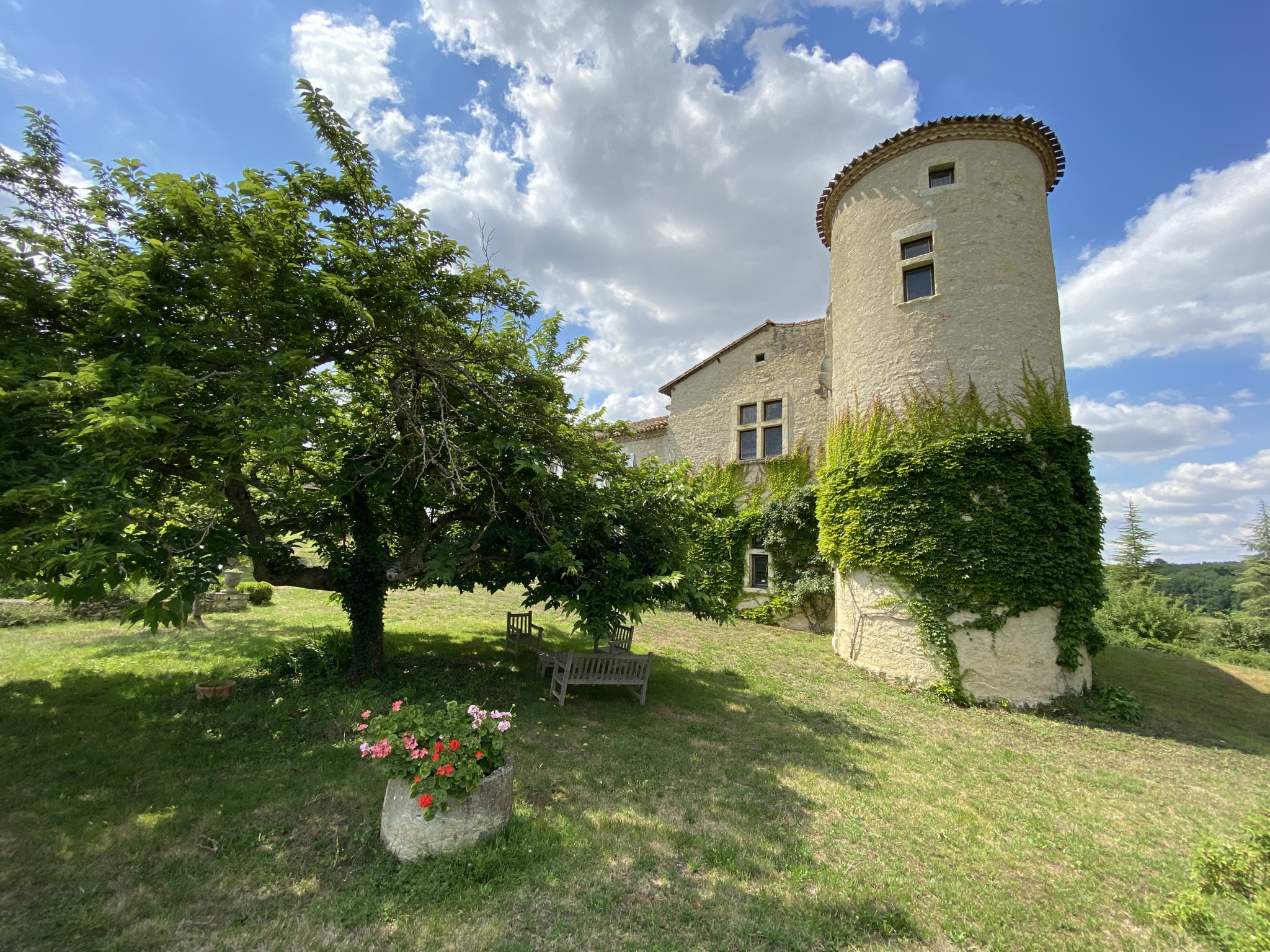 Château de la Renaissance en position dominante proche de Vic-Fezensac sur un terrain d’environ 4 hectares