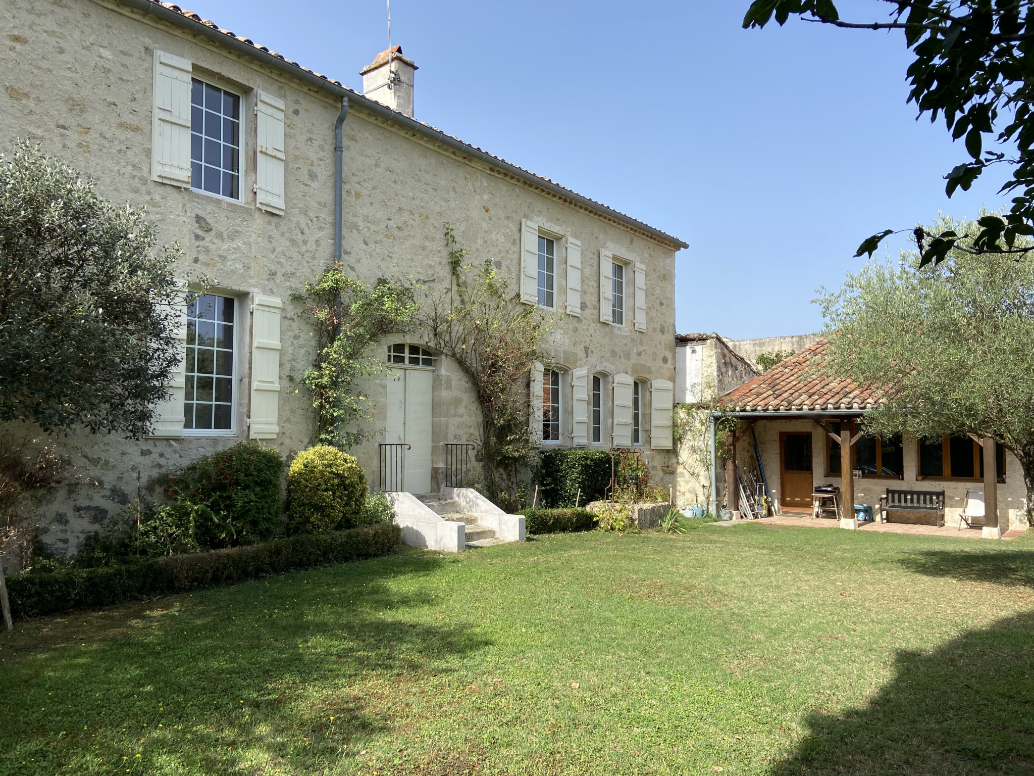 Former convent with patio, enclosed garden and swimming pool between Condom and Nérac