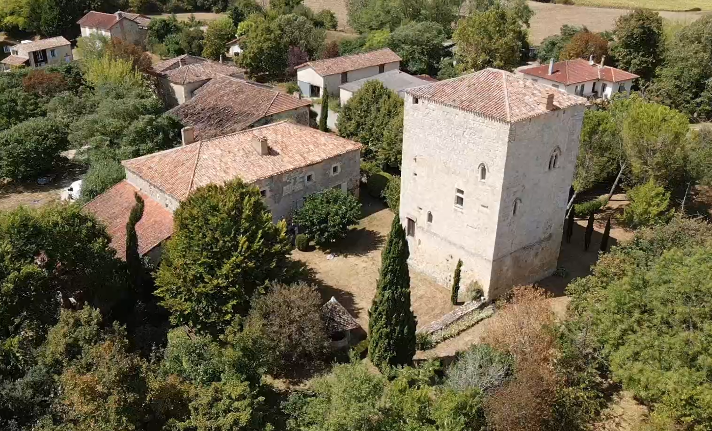 Beautiful property comprising a main house and a medieval tower from the 13th and 14th centuries clo
