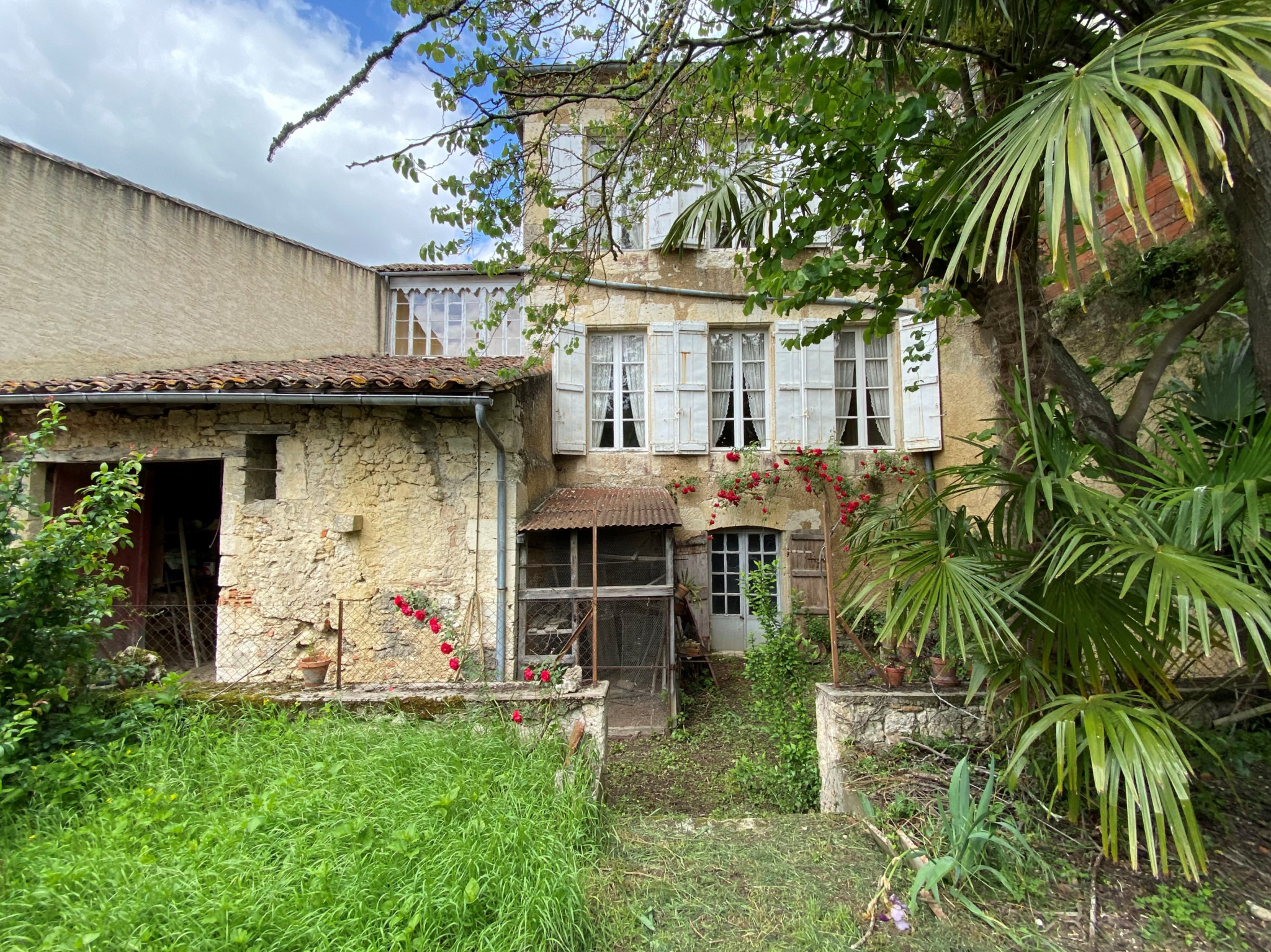 Large bourgeois house, ideally located, with private garden and garage in the heart of Lectoure