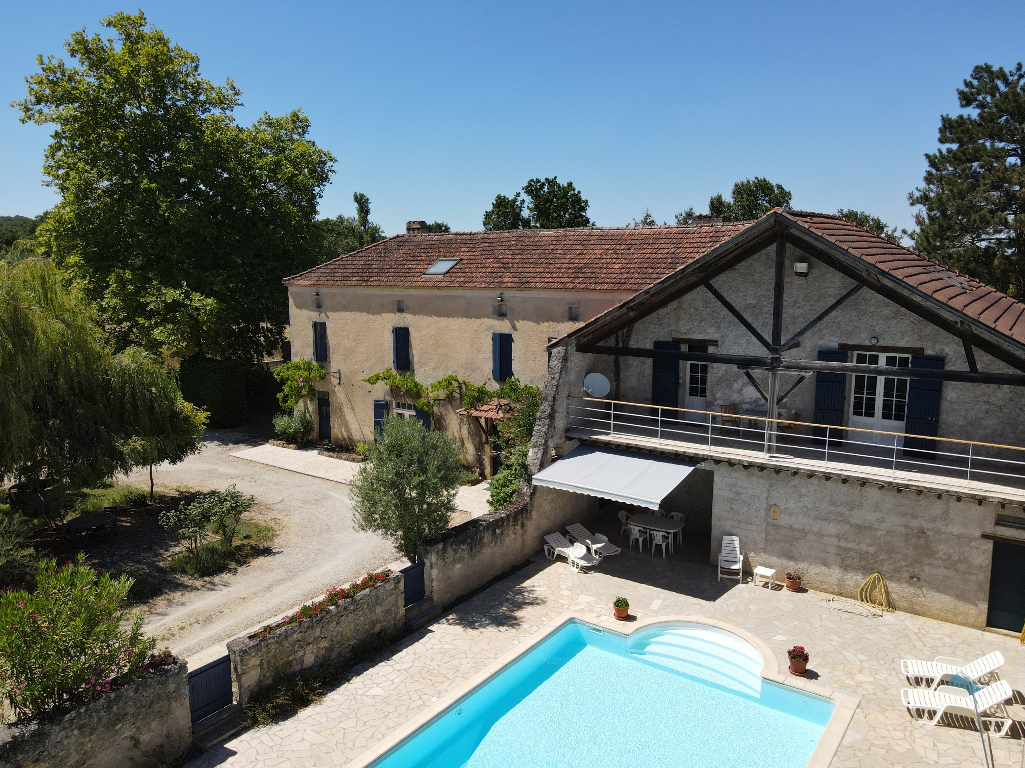Stone house with outbuildings and swimming pool in its park with orchard of 9827m2 in the Nérac sect